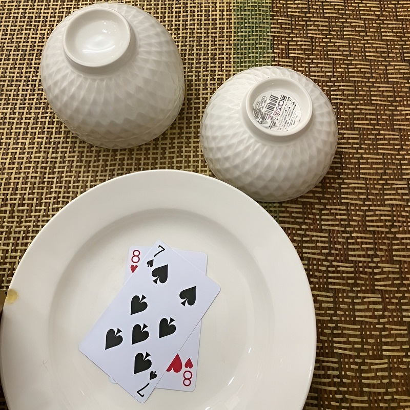 Bát tàng hình không tang chơi xóc đĩa